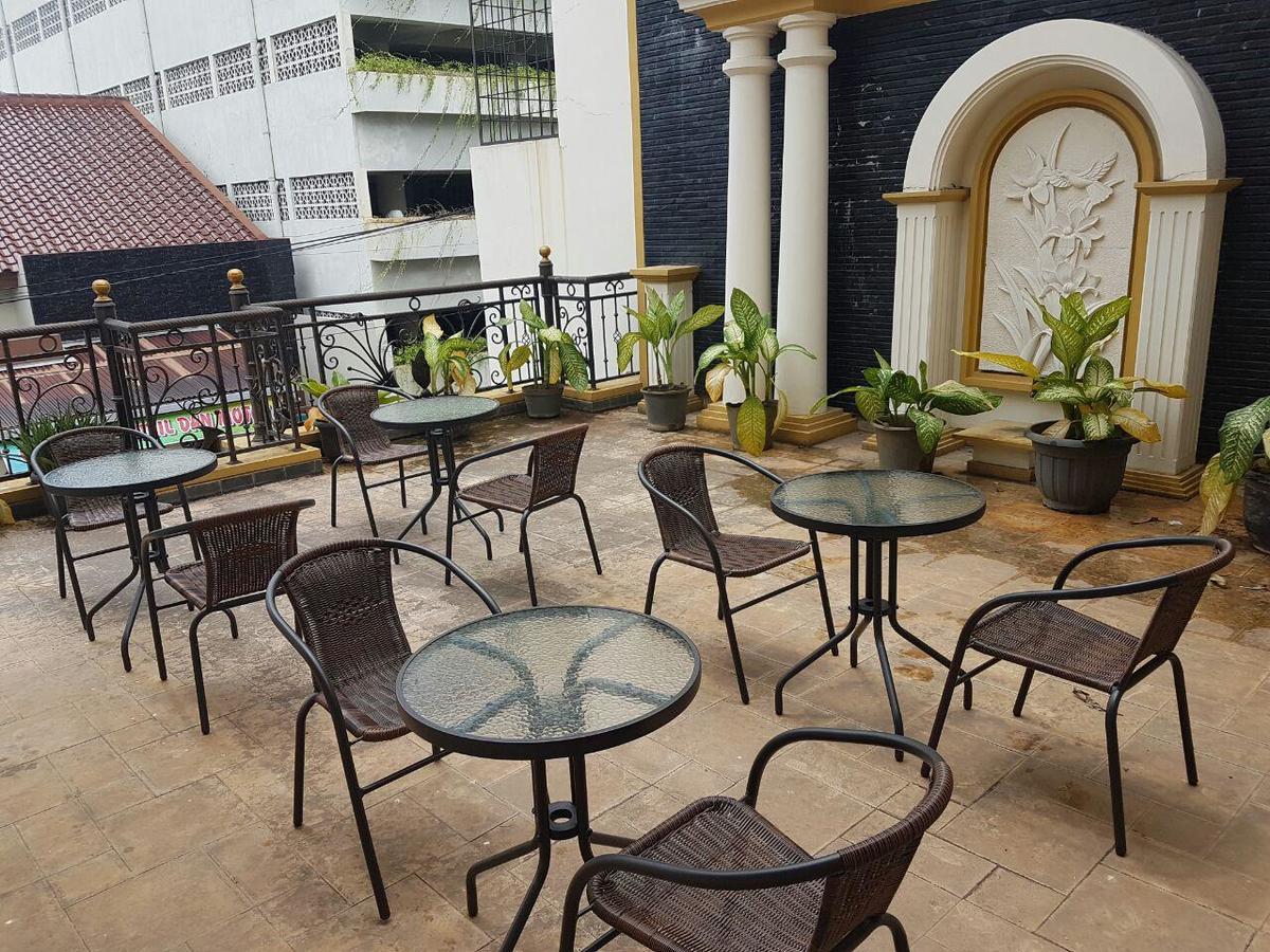 The Backpacker Semarang Exterior foto