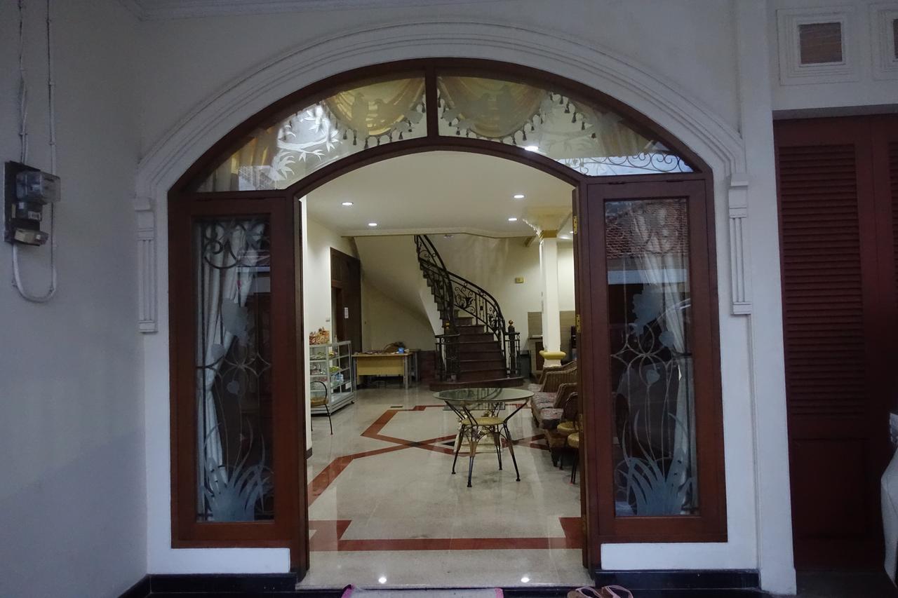 The Backpacker Semarang Exterior foto